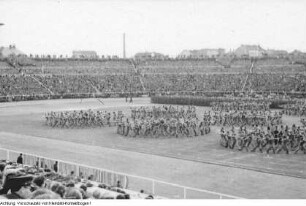 Berlin, Chausseestraße 96, Walter-Ulbricht-Stadion. 1. Deutschlandtreffen der Jugend, Massensportveranstaltung, Pfingsten, 29. Mai 1950