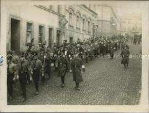 Von Nazis organisierter Marsch von gefangenen SPD-Mitgliedern durch Reichenbach