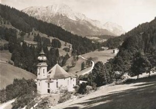 Oberbayern. Ansicht der von 1708 - 1724 im barocken Stil errichteten Wallfahrtskirche Maria Gern. Im Hintergrund das Bergmassiv des Unterbergs