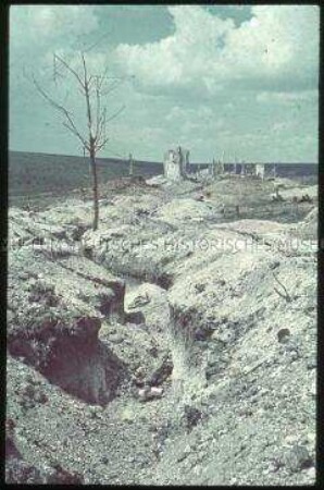 Zerstörtes Gebäude in zerfurchter Landschaft