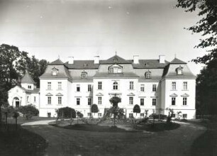 Gaußig. Schloss. Anfang 18. Jahrhundert, um 1800 Umbau. Hauptfassade mit Zufahrt