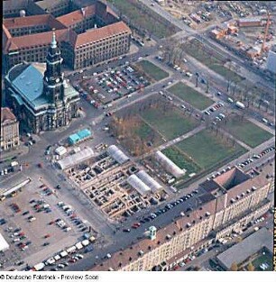 Dresden-Altstadt. Altmarkt. Blick über Westseite, Grabungsfeld des Landesamtes für Archäologie, Kreuzkirche und Rathaus