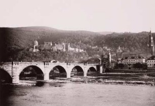 Heidelberg, Neckarbrücke : Heidelberg. Blick über den Neckar und die Neckarbrücke gegen das Schloss und den Königsstuhl