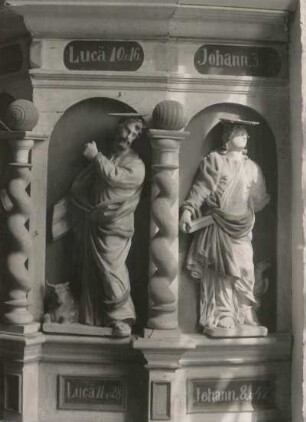 Kanzelbrüstung : Kanzelbrüstung mit Lucas und Johannes. Holz, bemalt; Höhe 55 cm. 18. Jh. Großbardau-Kleinbardau (Grimma-Kleinbardau), Pfarrkirche, Chor