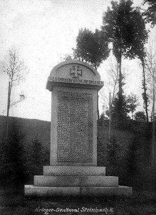 Kriegerdenkmal 1914-1918 in Steinbach : 1922 eingeweiht in der Nachbarschaft zu Kirche und Friedhof