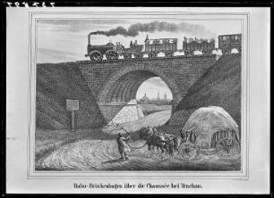 Bahn-Brückenbogen über die Chaussee bei Trachau mit Eisenbahn