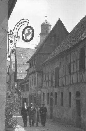 Dinkelsbühl: Gasse mit Aushängeschild [Nasenschild], Rössl