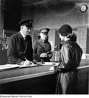 Berlin-Tempelhof. Flughafen. Kontrolle und Abfertigung eines Fluggastes