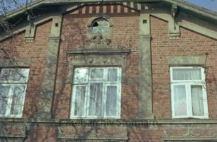 Hauptstraße 12: Hufnerhaus: Detailaufnahme: Giebel: Verzierung an Fenstersturz