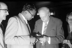 9. Tagung 1959 Physiker: O. Fuchs lässt sich Autogramm geben von Max v. Laue