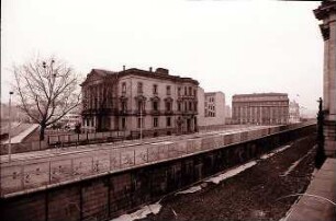 Berlin: Reichstag; hinter der Mauer: Staatspolizei; vom Reichstag