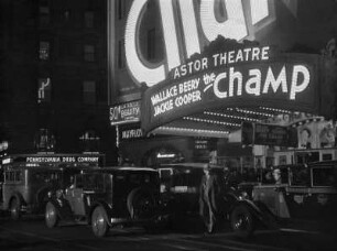 Broadway bei Nacht (Premiere von The Champ im Astor Theatre), New York