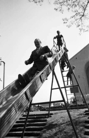 Übergabe der neuen Kinderspielplätze durch Stadträte und Angehörige der Stadtverwaltung