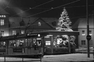 Freiburg: Straßenbahnhaltestelle und Weihnachtsbaum