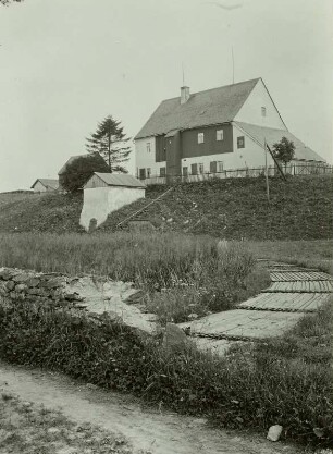 Großhartmannsdorf, abgedeckter Kunstgraben und Röschen-Obersteigerhaus auf der Dammkrone des Großen Teiches, Ansicht von Nordwesten