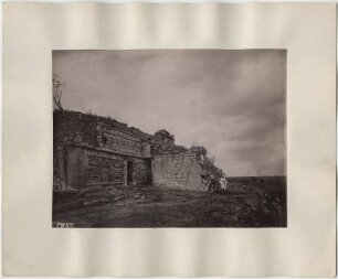Sogenanntes Nonnenkloster, oberstes Stockwerk. (mit Expeditionsmitgliedern.)