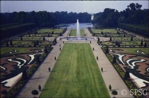 Berlin, Schlossgarten Charlottenburg, Blick vom Schloss über das Parterre auf die Fontäne, den Karpfenteich und das Belvedere.