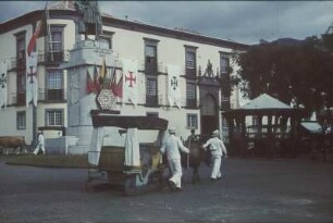 Denkmal für João Gonçalves Zarco : Reisefotos Madeira. Funchal, Kreuzung Avenida Arriaga/Avenida Zarco. Straßenbild mit Teilansicht des Denkmals für João Gonçalves Zarco. Bronze (1934; F. Franco)