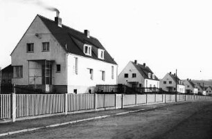 Coswig, Sonnenleite 1-23. Doppelhäuser (Siedlungsbau um 1936/1937). Straßenansicht mit Einfriedung