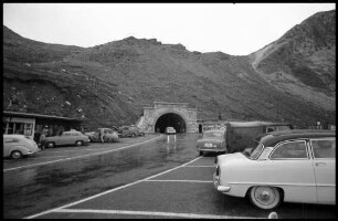 Großglockner: Hochtortunnel, Südeinfahrt, Vordergrund Pinguin