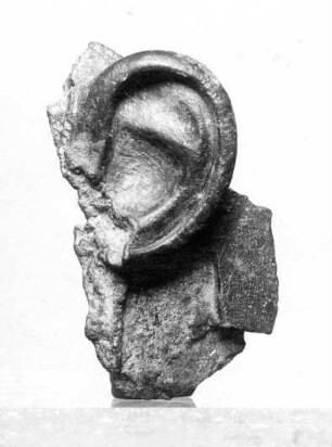 Linkes Ohr eines unterlebensgroßen behelmten Kopfes (Fragment einer Bronzestatue)
