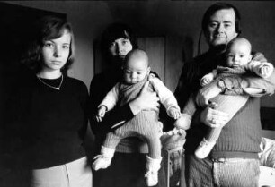 Der Komponist Rainer Kunad mit Frau und Kindern, aaufgenommen in Dresden-Loschwitz