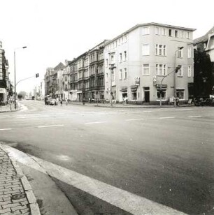 Cottbus, Karl-Liebknecht-Straße. Blick von der Kreuzung Bahnhofstraße nach Südost gegen Wohn-und Geschäftshäuser, Nr. 6/17