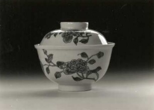 Dose (1723/1735, China; Porzellan, Aufglasurmalerei; Höhe 8,5 cm; Staatliche Kunstsammlungen Dresden (SKD))