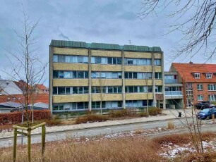 Kreisverwaltung Stormarn: Mewesstraße 22-24 (Gebäude E): Straßenseite nach Abnahme der Betonplatten an der Front
