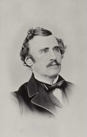 Porträt Carl Devrient (1797-1872; Schauspieler). Albuminabzug auf Karton (Carte-de-visite mit Atelieraufdruck verso)