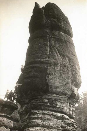 Sächsische Schweiz, Affensteine. Hauptdrilling. Seilschaft Paul Schöne bei der Erstbegehung über den Alten Weg (VIIc [IXa])