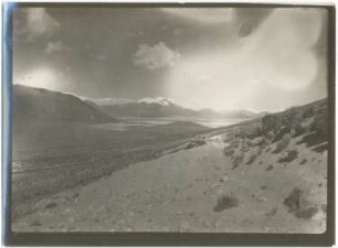 Becken von Chilcaya mit Salar de Surire und Cerro Lliscaya im Hintergrund