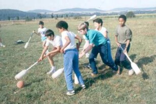 Kassel. Jugendliche verschiedener Nationen auf einer Wiese bei einem Speedballspiel