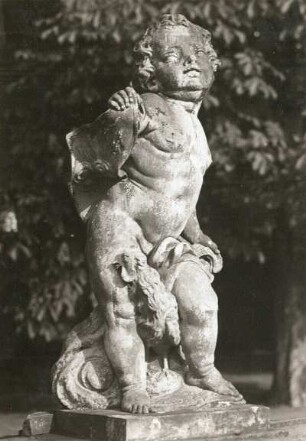 Putto: Der Morgen : Putto im Ehrenhof (Westrand), Mädchen mit Hahn und Blatt mit aufgehender Sonne, Höhe 1,20m