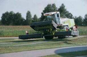 Fotografie: Erntetechnik, Feldhäcksler selbstfahrend, Frontmähwerk, Scheibenmähwerk