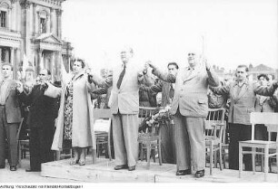Berlin, 3. Weltfestspiele der Jugend und Studenten, Auftritt eines Kulturensembles aus der Demokratischen Volksrepublik Korea (Nordkorea), Parade im Stadion mit den Ehrengästen Wilhelm Pieck und Otto Grotewohl, Feuerwerk, August 1951
