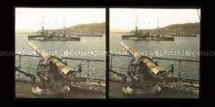 Geschütz auf einem Kriegsschiff