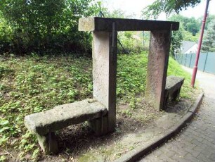 Stadtbild-Ansicht im Norden am Aufweg zur hinteren Gasse-Napoleonsbank mit beidseitigen Sitzbänden in Übersicht (19 Jh)