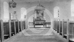 Schiff und Chor der Kirche Nigranden mit Altar