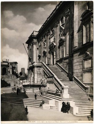 Piazza del Campidoglio (Kapitolsplatz) mit dem Palazzo Senatorio (Senatorenpalast), Rom: Seitenansicht der Fassade mit Treppe des Michelangelo