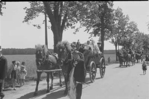 Hochzeitsgäste in Hoyerswerdaer Tracht in Groß Zeißig. : Kwasarjo we Wojerowskej narodnej drasće na kwasu we Wulkim Ćisku.