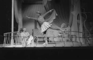 Szene mit Edda Seippel in "Amphitryon 38" von Jean Giraudoux : Szenenbilder aus der Komödie "Amphitryon 38" von Jean Giraudoux im Theater am Kurfürstendamm in Berlin. Szene mit Edda Seippel