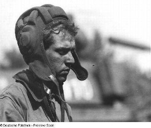 Deutschland . Nationale Volksarmee - Landstreitkräfte. Soldat mit Panzerhaube