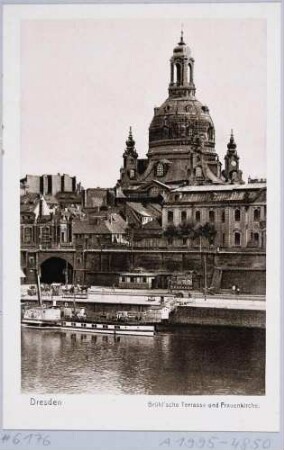 Blick über die Elbe auf die Brühlsche Terrasse und die Frauenkirche in Dresden