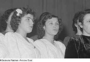 Sowjetisches Musikensemble auf einer Kulturveranstaltung der HO Industriewaren Leipzig-Stadt im Rahmen des Monats der Deutsch-Sowjetischen Freundschaft