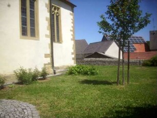 Evangelische Pfarrkirche-Kirchhof im Süden nach Osten mit Langhaus im Ansatz sowie Rechteckchor (romanische Gründung)