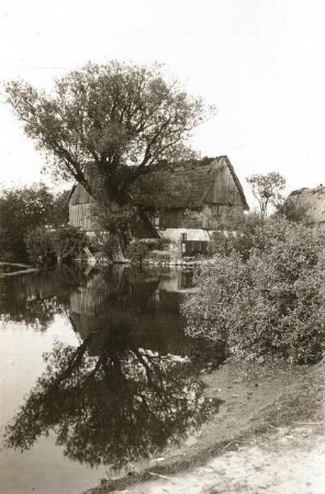 Altes Bauernhaus : Doberschütz, altes Bauernhaus, Ansicht über einen Teich