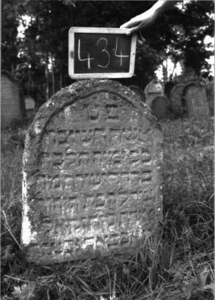 Grabstein 434 (Index: 100102754) Material: Sandstein Zustand: leicht verwittert, eingesunken, teilweiser Textverlust Maße HxBxT: 80x52x6 cm Beschreibung: Stele, unregelmäßiger Bogenabschluss, Schriftfeld eingetieft: Grabstein 434
