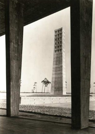 Sachsenhausen. Nationale Mahn- und Gedenkstätte. Blick aus der Gedenkhalle über dem ehemaligen Krematorium zum Mahnmal