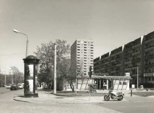 Dresden-Gruna. Zwinglistraße mit Container-Bau (Sparkasse). Blick von der Rothermundtstraße nach Nordosten gegen Hochhaus und Wohnzeile